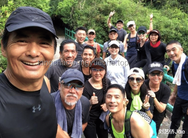 **70岁周润发爬山偶遇记：岁月留下的不仅是沧桑，更是坚持**